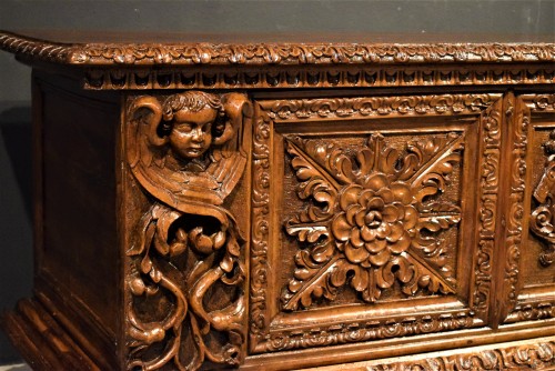 Louis XIII - Coffre noble Renaissance en noyer sculpté - Lombardie, XVIIe siècle